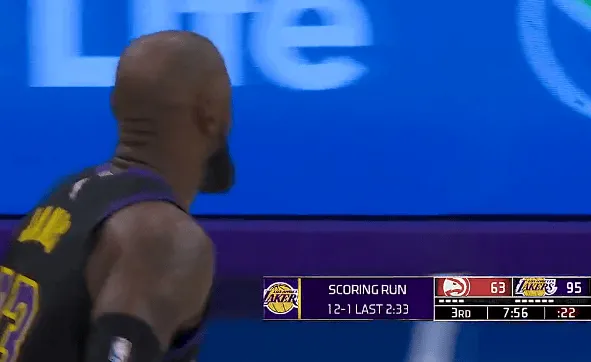 开云体育下载网页版-詹姆斯三分也投进，湖人下半场轰出12-1领先老鹰32分