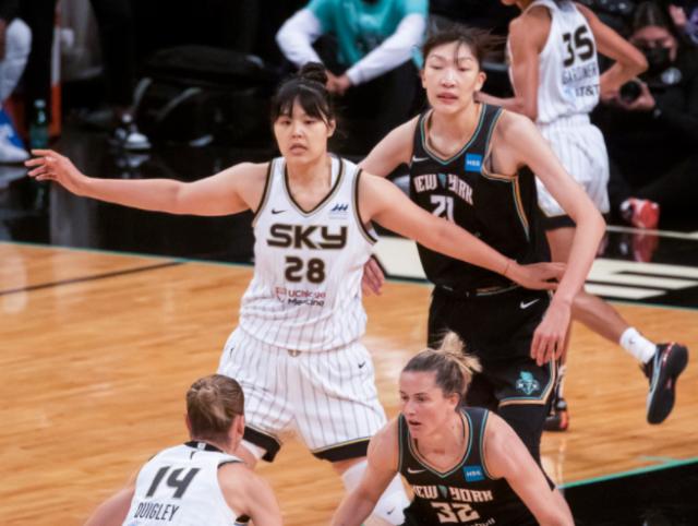 开云体育下载入口-韩旭李月汝不再孤独 更多女篮球员或挑战WNBA