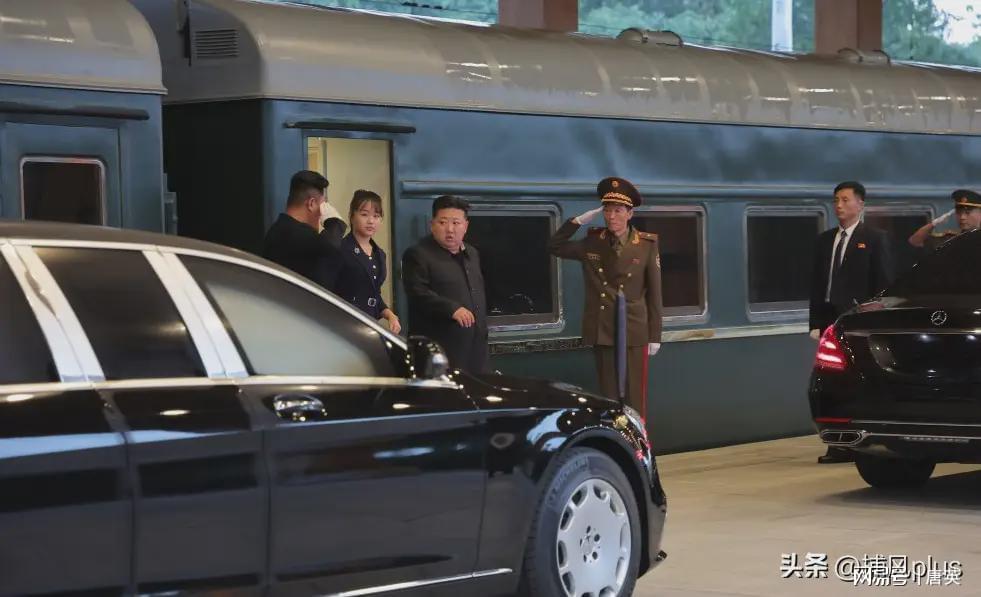 金正恩返回平壤，在火车月台上已经停好了迈巴赫等候